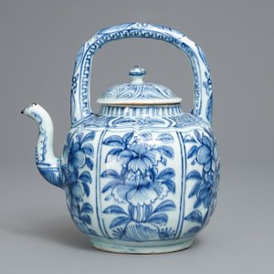 Une verseuse à vin en porcelaine de Chine en bleu et blanc, Wanli — photo 4