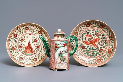 Une verseuse à vin en porcelaine de Chine wucai et deux assiettes dites 'de Swatow', Ming et après