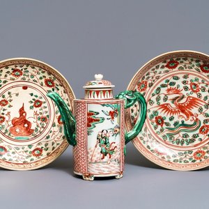 Une verseuse à vin en porcelaine de Chine wucai et deux assiettes dites 'de Swatow', Ming et après — photo 1