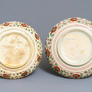 Une verseuse à vin en porcelaine de Chine wucai et deux assiettes dites 'de Swatow', Ming et après — photo 3