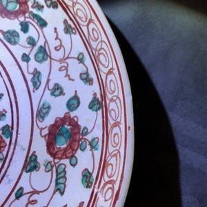 Une verseuse à vin en porcelaine de Chine wucai et deux assiettes dites 'de Swatow', Ming et après — photo 22