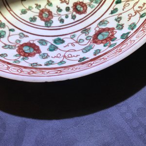 Une verseuse à vin en porcelaine de Chine wucai et deux assiettes dites 'de Swatow', Ming et après — photo 24