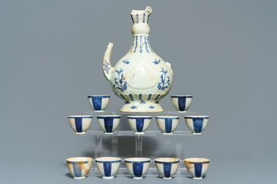 Une verseuse 'aftaba' et douze tasses en porcelaine de Chine bleu et blanc d'une épave, époque Transition