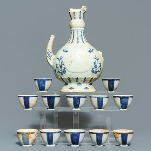 Une verseuse 'aftaba' et douze tasses en porcelaine de Chine bleu et blanc d'une épave, époque Transition — photo 1