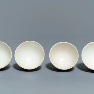Une verseuse 'aftaba' et douze tasses en porcelaine de Chine bleu et blanc d'une épave, époque Transition — photo 11