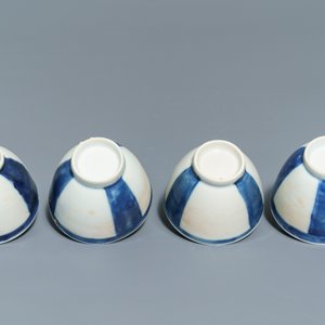 Une verseuse 'aftaba' et douze tasses en porcelaine de Chine bleu et blanc d'une épave, époque Transition — photo 12