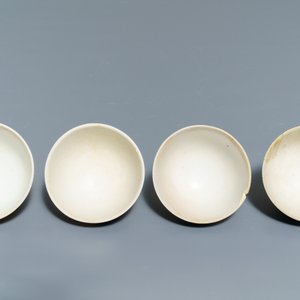 Une verseuse 'aftaba' et douze tasses en porcelaine de Chine bleu et blanc d'une épave, époque Transition — photo 13
