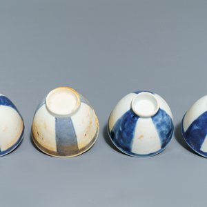 Une verseuse 'aftaba' et douze tasses en porcelaine de Chine bleu et blanc d'une épave, époque Transition — photo 16