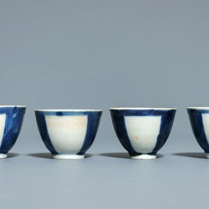 Une verseuse 'aftaba' et douze tasses en porcelaine de Chine bleu et blanc d'une épave, époque Transition — photo 8