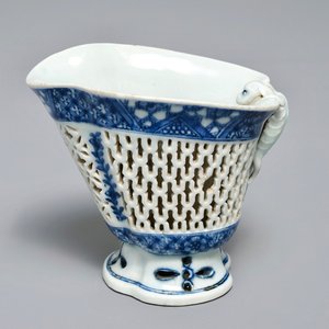 Une verseuse ajourée à double parois en porcelaine de Chine bleu et blanc, Qianlong — photo 1