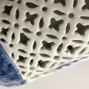 Une verseuse ajourée à double parois en porcelaine de Chine bleu et blanc, Qianlong — photo 13