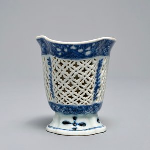 Une verseuse ajourée à double parois en porcelaine de Chine bleu et blanc, Qianlong — photo 3