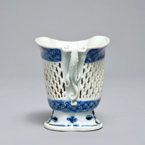 Une verseuse ajourée à double parois en porcelaine de Chine bleu et blanc, Qianlong — photo 5