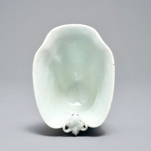 Une verseuse ajourée à double parois en porcelaine de Chine bleu et blanc, Qianlong — photo 6