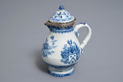 Une verseuse armoriée en porcelaine de Chine bleu et blanc à monture en argent, Qianlong