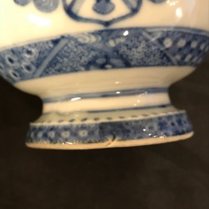 Une verseuse armoriée en porcelaine de Chine bleu et blanc à monture en argent, Qianlong — photo 11
