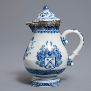 Une verseuse armoriée en porcelaine de Chine bleu et blanc à monture en argent, Qianlong — photo 2