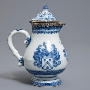 Une verseuse armoriée en porcelaine de Chine bleu et blanc à monture en argent, Qianlong — photo 4