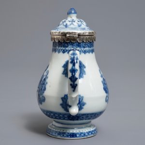 Une verseuse armoriée en porcelaine de Chine bleu et blanc à monture en argent, Qianlong — photo 5