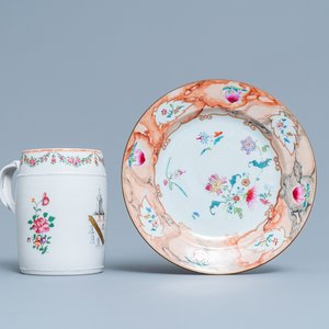 Une verseuse armoriée en porcelaine de Chine famille rose et une assiette à bordure faux-bois, Qianlong — photo 1