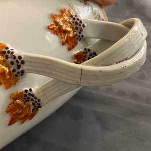 Une verseuse armoriée en porcelaine de Chine famille rose et une assiette à bordure faux-bois, Qianlong — photo 11