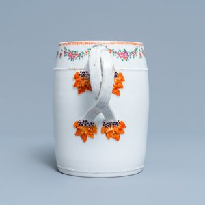 Une verseuse armoriée en porcelaine de Chine famille rose et une assiette à bordure faux-bois, Qianlong — photo 6