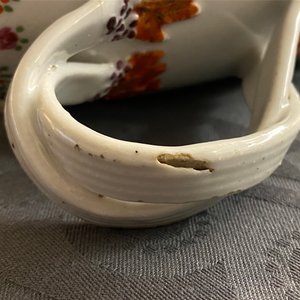 Une verseuse armoriée en porcelaine de Chine famille rose et une assiette à bordure faux-bois, Qianlong — photo 10