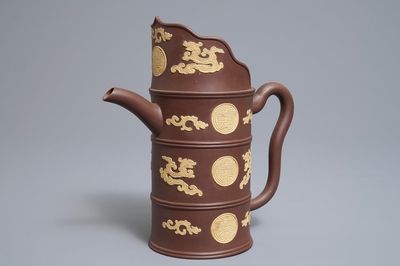 Une verseuse couverte de type Duomuhu en grès de Yixing, Chine, Kangxi
