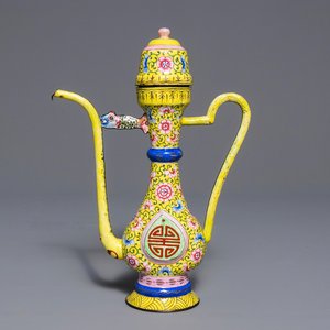 Une verseuse couverte en émaux de Canton à fond jaune, Chine, 18/19ème — photo 1