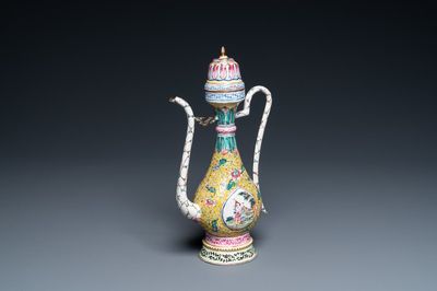 Une verseuse couverte en émaux de Canton, Chine, Qianlong
