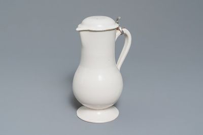 Une verseuse couverte en faïence blanche de Delft, 18ème