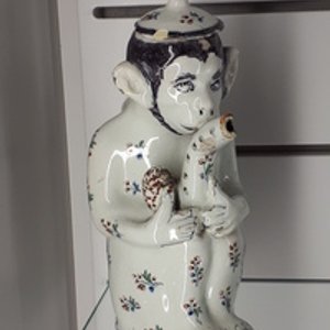 Une verseuse couverte en forme de singe en faïence de Bruxelles, 18ème — photo 9