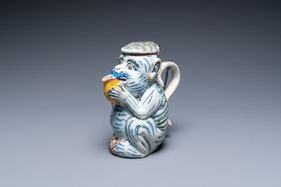 Une verseuse couverte en forme de singe en faïence polychrome de Delft, 18ème