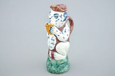 Une verseuse couverte en forme de singe en faïence polychrome de Delft, 19ème