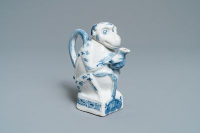 Une verseuse couverte en forme de singe en porcelaine de Chine en bleu et blanc, 19ème