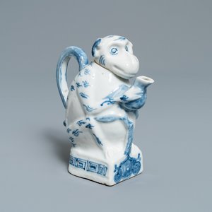 Une verseuse couverte en forme de singe en porcelaine de Chine en bleu et blanc, 19ème — photo 1