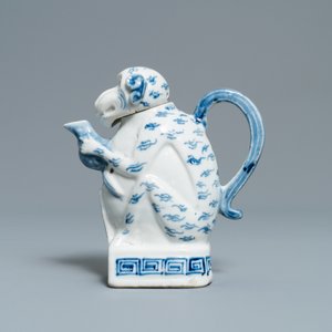 Une verseuse couverte en forme de singe en porcelaine de Chine en bleu et blanc, 19ème — photo 3