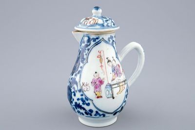 Une verseuse couverte en porcelaine de Chine à décor mandarin, Qianlong, 18ème