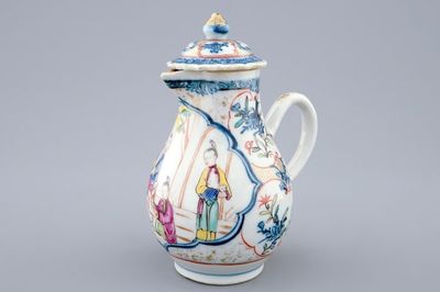 Une verseuse couverte en porcelaine de Chine à décor mandarin, Qianlong, 18ème