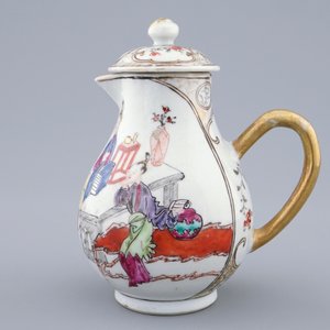 Une verseuse couverte en porcelaine de Chine à décor mandarin, Qianlong, 18ème — photo 2