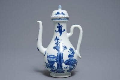 Une verseuse couverte en porcelaine de Chine bleu et blanc à décor d'antiquités, Kangxi