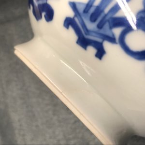 Une verseuse couverte en porcelaine de Chine bleu et blanc à décor d'antiquités, Kangxi — photo 15