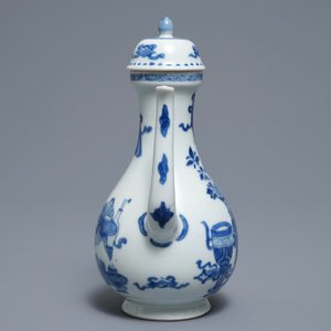 Une verseuse couverte en porcelaine de Chine bleu et blanc à décor d'antiquités, Kangxi — photo 2