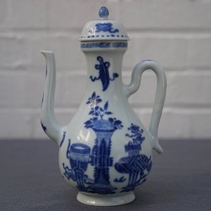 Une verseuse couverte en porcelaine de Chine bleu et blanc à décor d'antiquités, Kangxi — photo 22