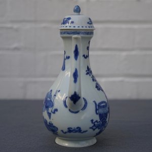 Une verseuse couverte en porcelaine de Chine bleu et blanc à décor d'antiquités, Kangxi — photo 23