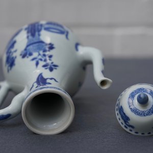 Une verseuse couverte en porcelaine de Chine bleu et blanc à décor d'antiquités, Kangxi — photo 26