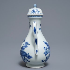 Une verseuse couverte en porcelaine de Chine bleu et blanc à décor d'antiquités, Kangxi — photo 4