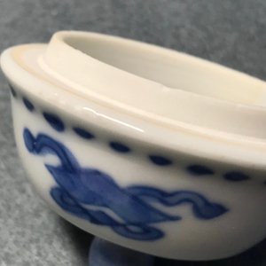Une verseuse couverte en porcelaine de Chine bleu et blanc à décor d'antiquités, Kangxi — photo 8