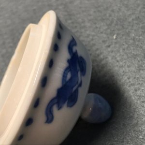 Une verseuse couverte en porcelaine de Chine bleu et blanc à décor d'antiquités, Kangxi — photo 9