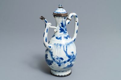 Une verseuse couverte en porcelaine de Chine bleu et blanc à monture en argent, époque Transition